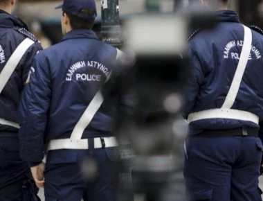 Ο αστυνομικός χτύπησε ποδηλάτη γιατί χάζευε στο κινητό του (βίντεο)